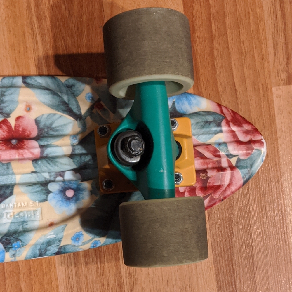 Globe Bantam Penny Board With Retro Graphic: Grandma's Couch - Picture 5 of 12